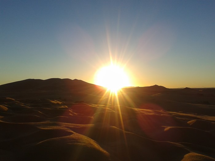 заход солнца в пустыне